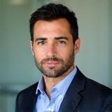 Foto de Santiago Martínez, enfocado en planificación financiera